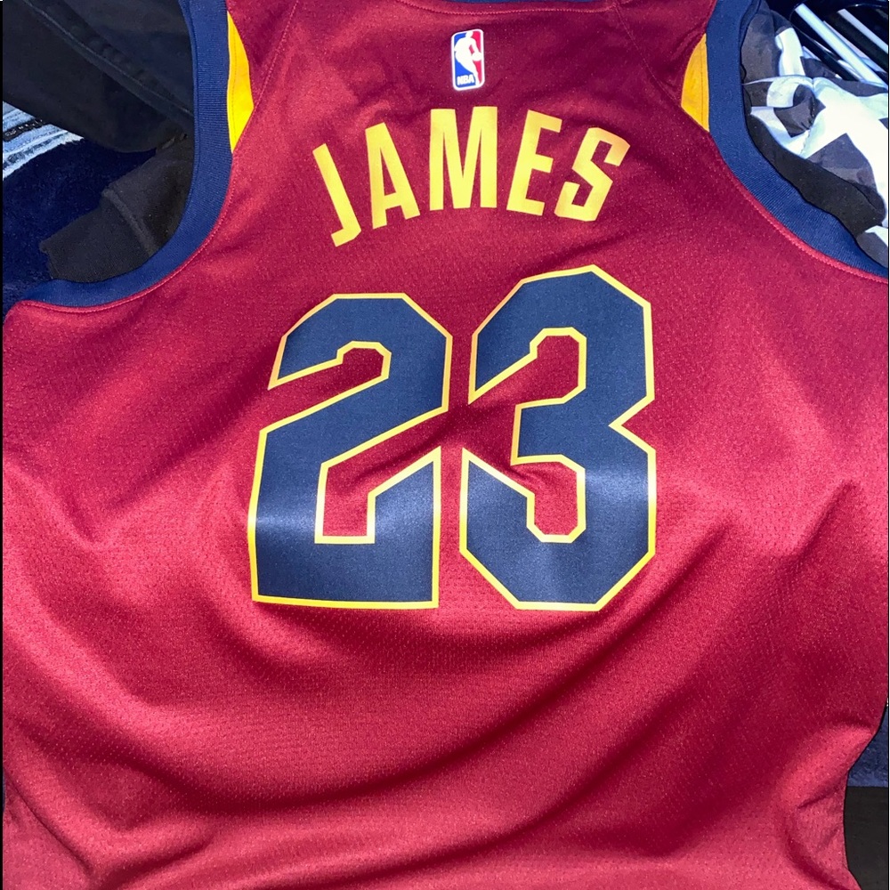 Size: Mens Large   Color: Maroon, Navy Blue Trim